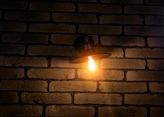 Винтажная лампа на фоне кирпичной стены