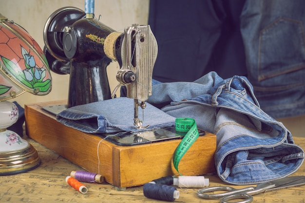 Lampada vintage e macchina da cucire con denim.