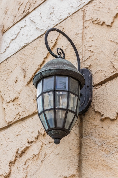 Фото Старинный фонарь на стене