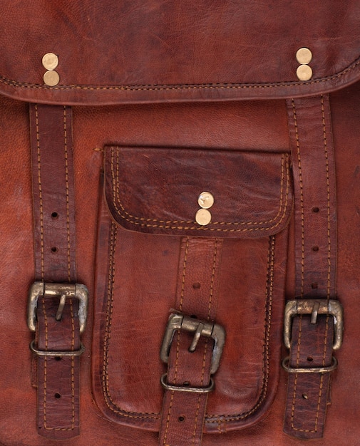 винтажная кожаная коричневая деловая сумка на белом фоне