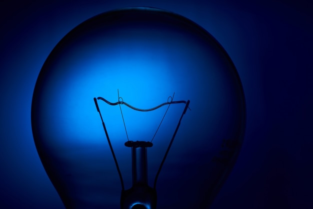 Foto lampadina vintage su sfondo blu
