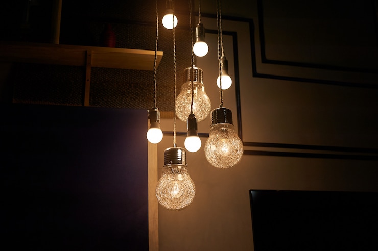 Photo vintage lightbulbs illumanites the room