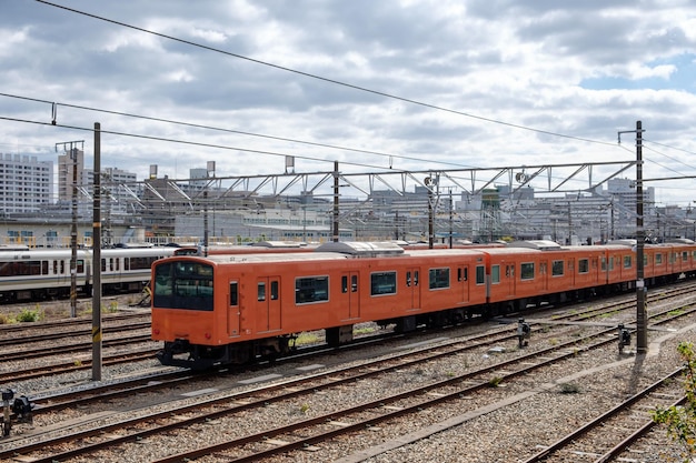 Vintage locomotief oranje trein in station