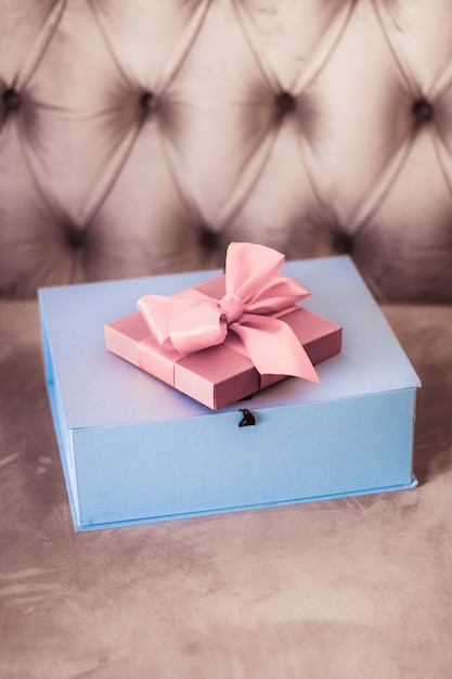 실크 리본과 활 크리스마스 또는 발렌타인 데이 장식이 있는 빈티지 럭셔리 홀리데이 블러셔 핑크 선물 상자