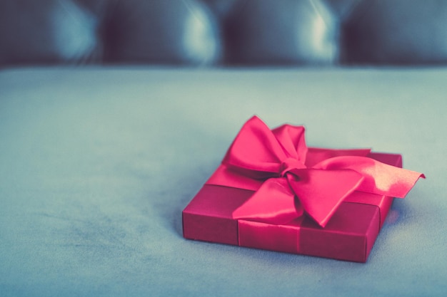 シルクのリボンと弓のクリスマスやバレンタインデーの装飾が施されたヴィンテージの豪華なホリデーピンクのギフトボックス