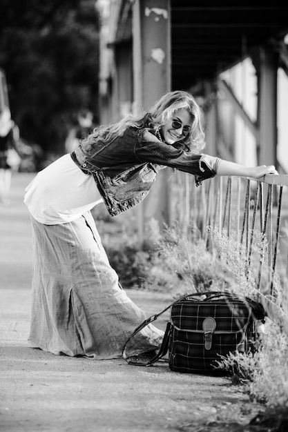 Vintage manier gekleed yang mooie vrouw wandelingen buiten in de zomer