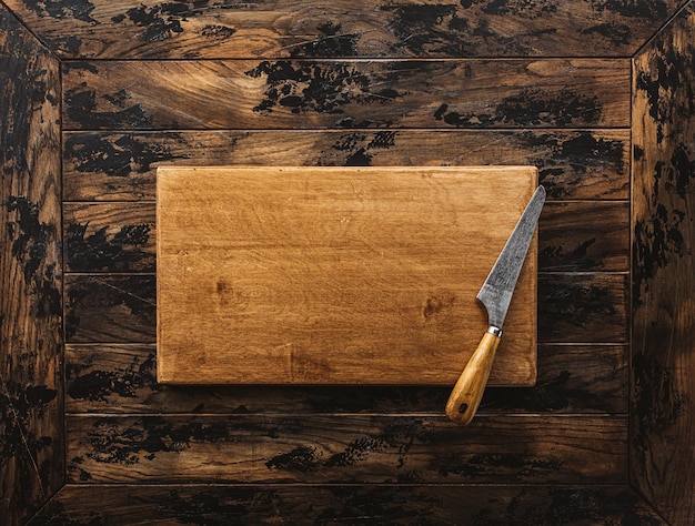 텍스트를 위한 빈 오래된 나무 커팅 보드 상단 보기 공간에 있는 빈티지 고기 칼