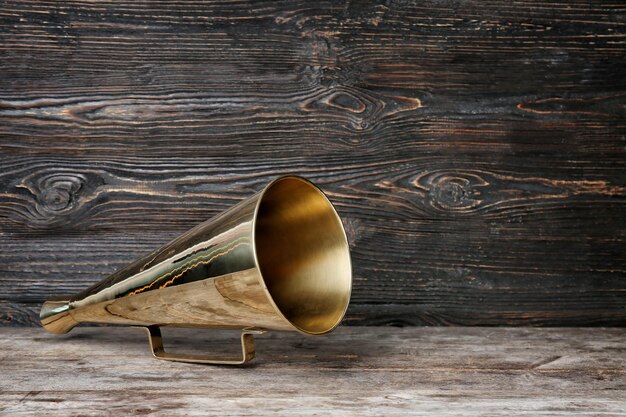 Photo vintage megaphone on wooden background