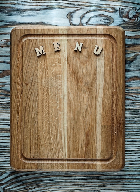 Vintage menu scroll op houten bord