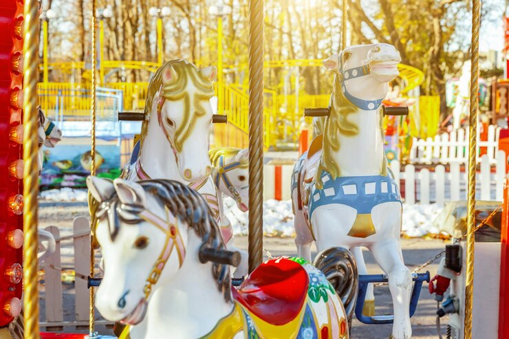 遊園地ホリデーパークのヴィンテージメリーゴーランドフライングホースカルーセル
