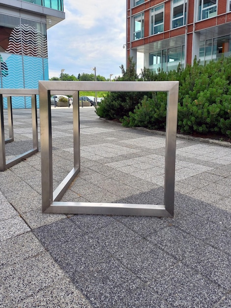 Foto vintage metalen installatie voor het veilig stallen van fietsen op een stadsparkeerplaats in de vorm van staal