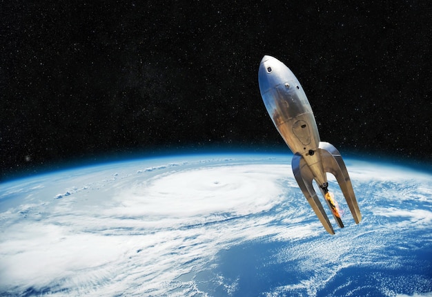 Vintage metalen ruimteschip vliegt in de buurt van de aarde Begin van de ruimteweg