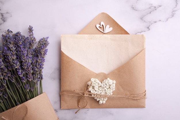 Foto vintage mock up foglio con busta e lavanda. amore, estate, concetto di matrimonio