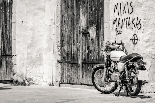 콘크리트 벽 근처에 주차된 빈티지 오토바이