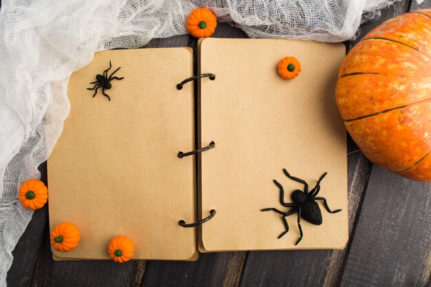 Foto taccuino vintage con decorazioni di halloween