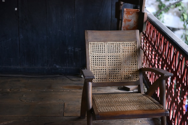 Photo vintage oak antique chair, cane seat chair with rattan webbing