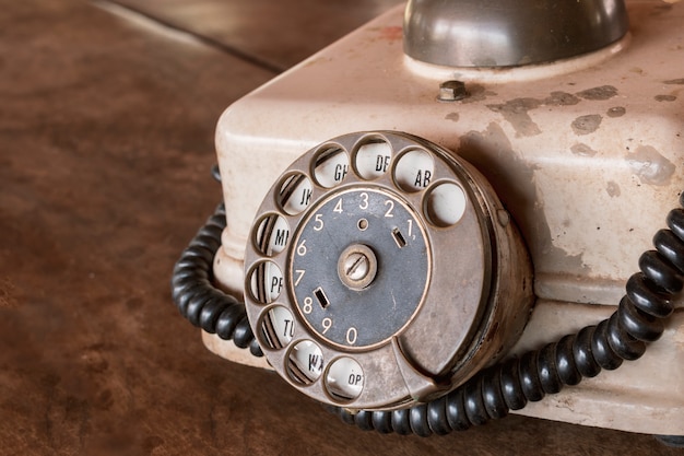 Vintage - vecchio telefono beige retrò su un tavolo di legno