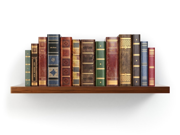 Фотография старинные старые книги на полке, изолированные на белом. 3d