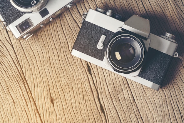 Photo vintage old film camera on wood board with copy space