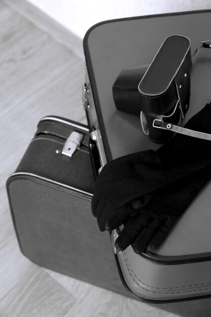 Photo vintage old travel suitcases on floor in shades of grey