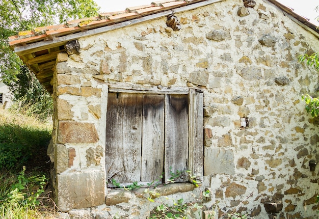 Vecchio cancello di legno d'epoca nella tradizionale casa di pietra