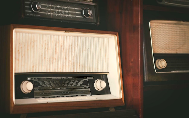 빈티지 스타일의 나무 캐비닛에 배치된 빈티지 구식 라디오 구식 라디오
