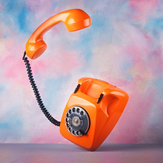 Foto vintage oranje telefoon op een heldere aquarel