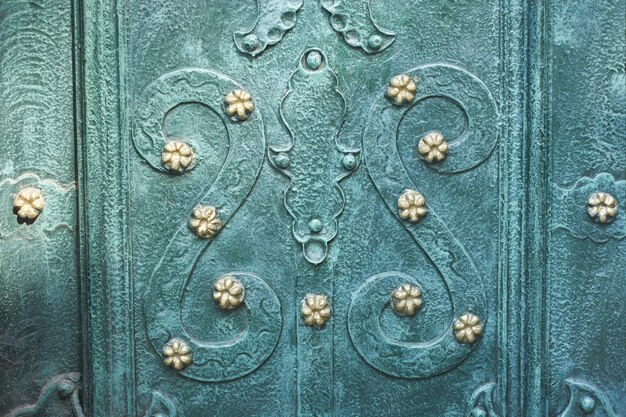 Foto ornamento vintage di colore verde malachite alla menta, parte della porta di ferro