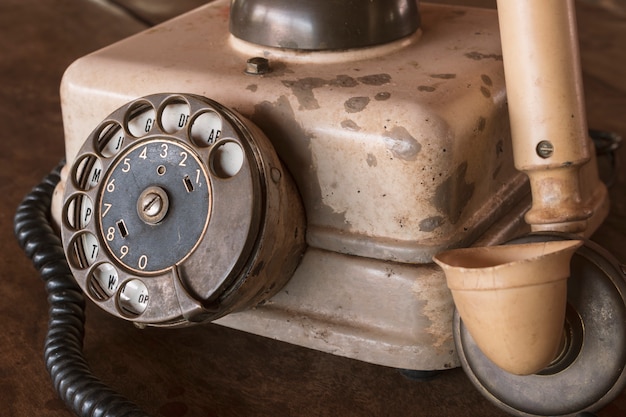 Vintage - Oude beige telefoon retro op een houten tafel