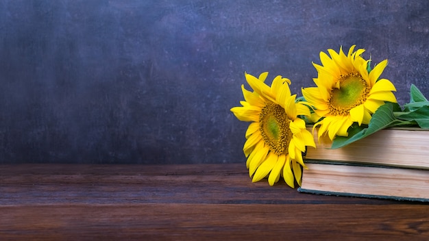 Vintage oude boeken en een boeket met zonnebloemen