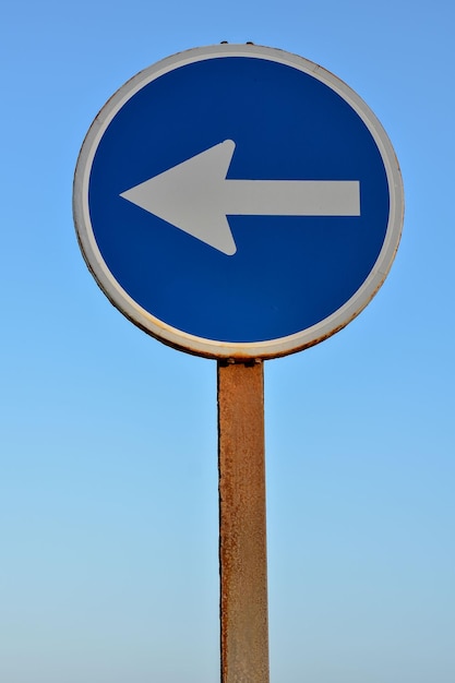 Foto vintage oude roestige verkeersbord verbruikt door de tijd