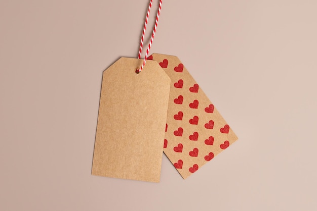 Foto etichetta di carta vintage con cuore rosso. etichetta retrò disegnata a mano o banner con una corda. isolato su sfondo beige. perfetta decorazione romantica per compleanno, natale o san valentino. alta qualità