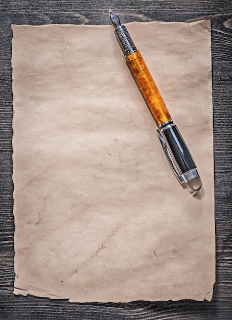 Винтаж перьевая ручка листа бумаги на деревянной доске вид сверху