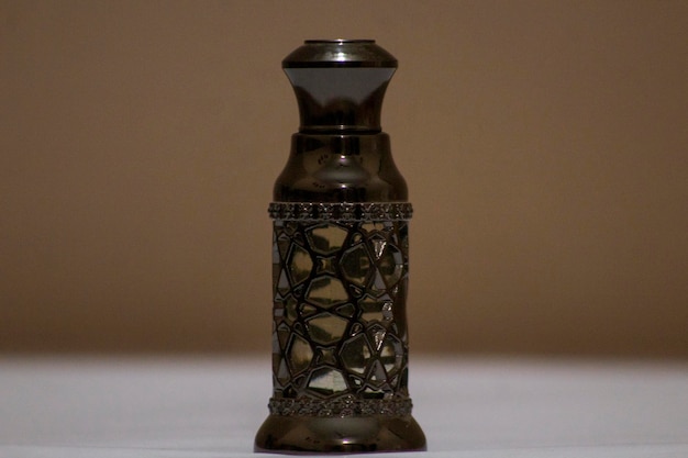 ヴィンテージ香水アタールボトル高級ボトル黒銅色の美しいデザインカバー