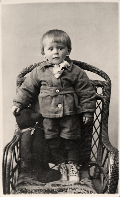 Старое фото маленького милого мальчика, стоящего в кресле СССР Ростов 1939