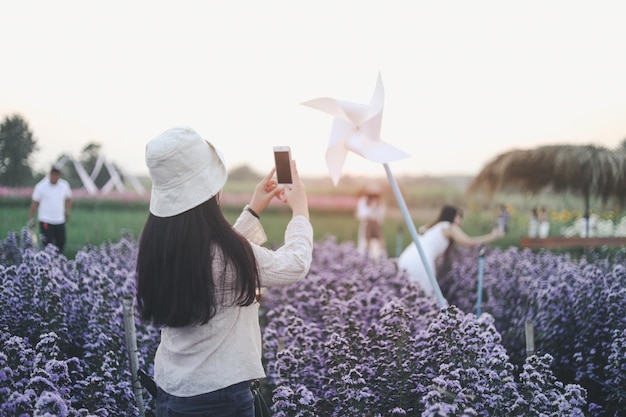 写真 フラワーガーデンでリラックスした若い女性のビンテージ写真。