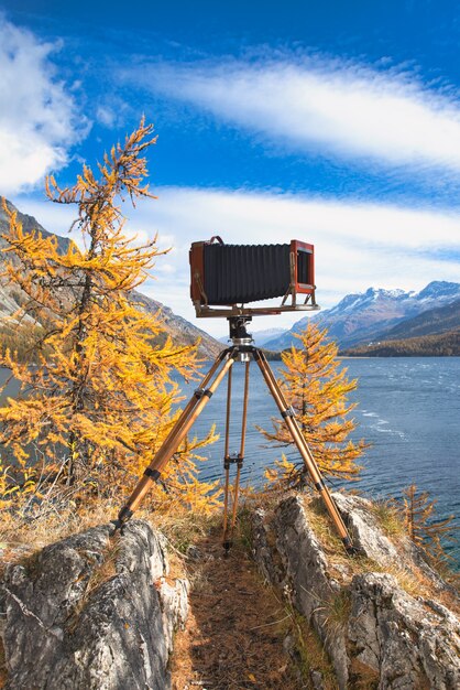 Macchina fotografica vintage su treppiede in legno