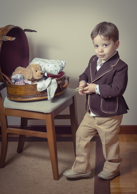 Vintage portret van jongen spelen met oude bril