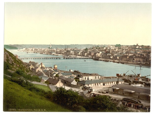 Photo a vintage postcard of a town with a bridge in the background