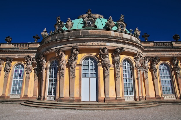 Старинный Потсдамский дворец недалеко от Берлина в Германии