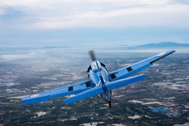 Photo vintage propeller airplane on the sky