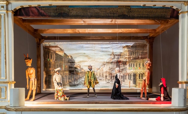 Teatro di burattini d'epoca in legno vecchi burattini storici