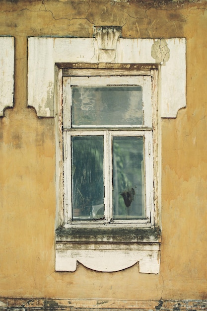 Vintage raam en oude stenen muur