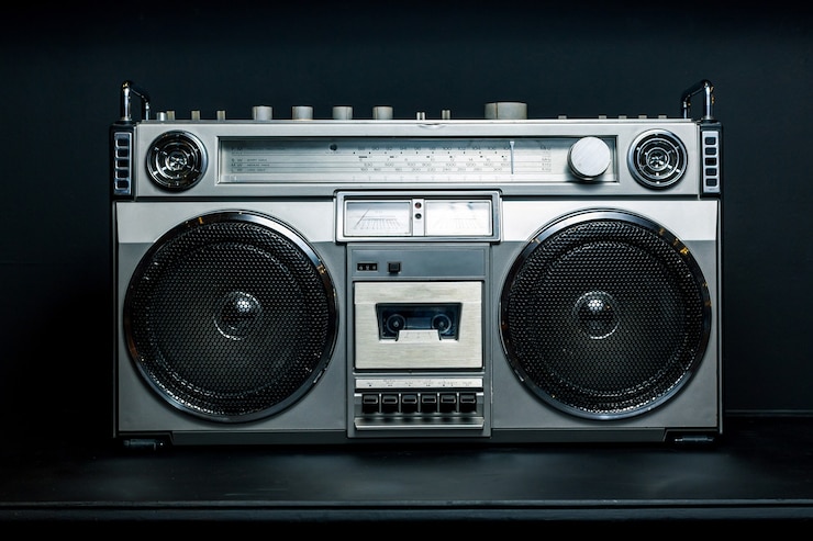 Photo vintage radio boombox on dark background
