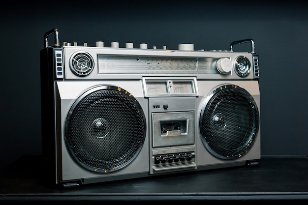 Vintage radio-boombox op donkere achtergrond