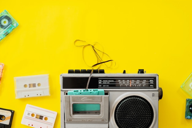 Vintage radio en cassette speler op gele achtergrond