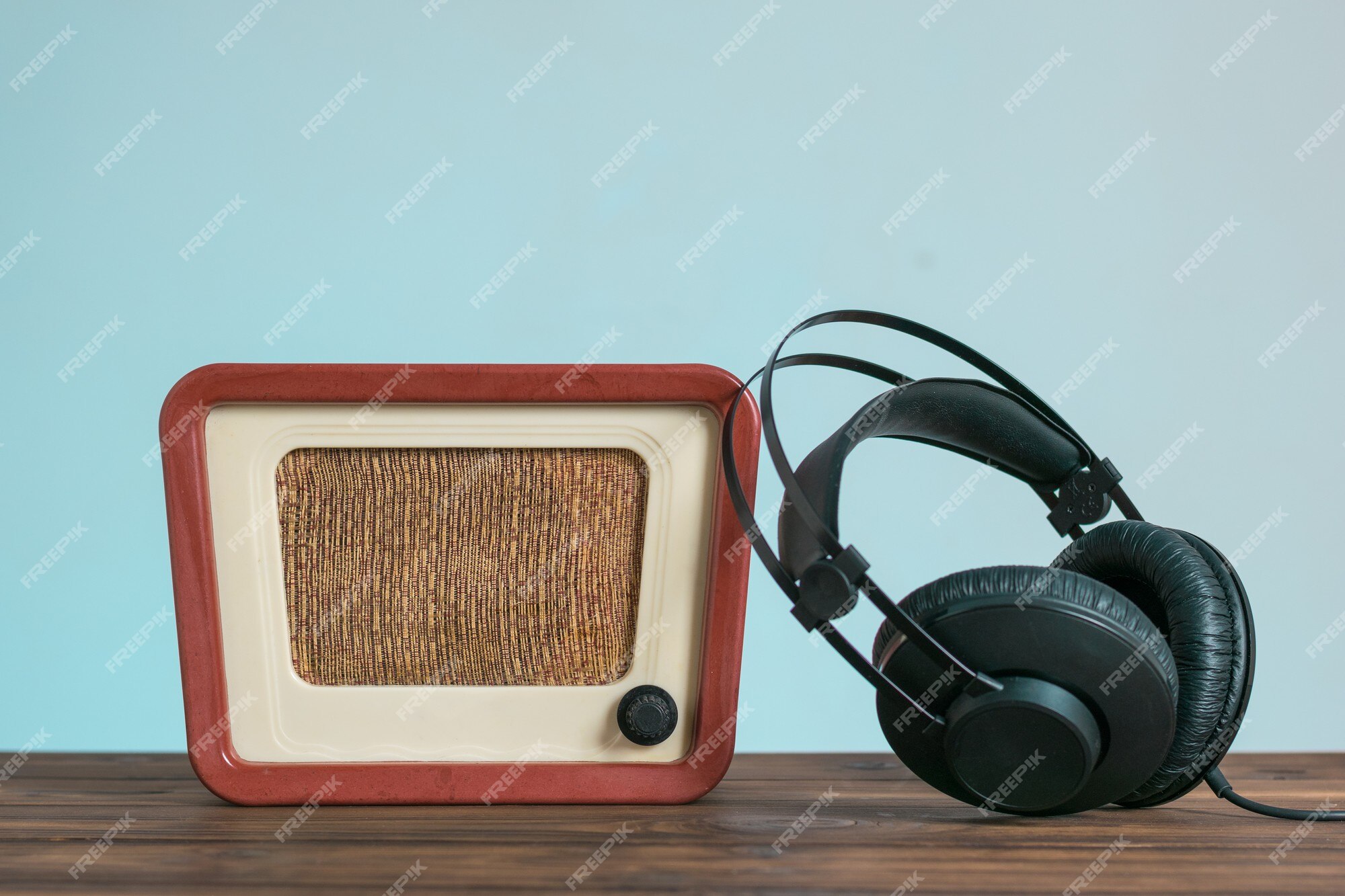 Vintage radio: Đam mê âm thanh cổ điển? Vậy thì đừng bỏ lỡ hình ảnh liên quan đến từ khoá vintage radio. Với chiếc máy nghe radio cổ điển này, bạn sẽ có cảm giác như được quay trở về thập niên 70, thưởng thức những bản nhạc và chương trình từ bộ đài radio phát thanh.