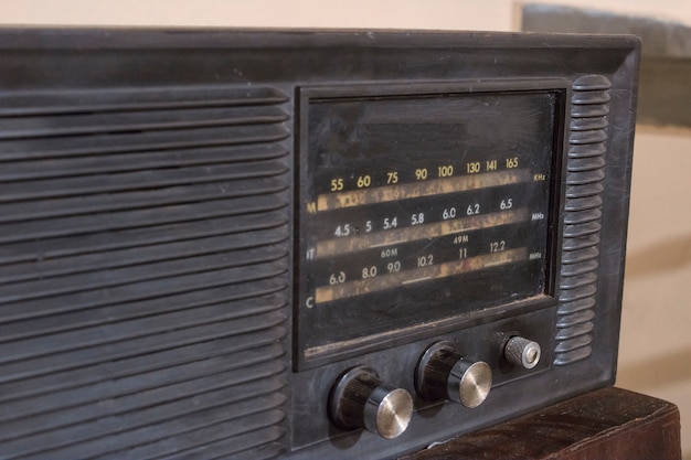 Vintage radio op een tafel