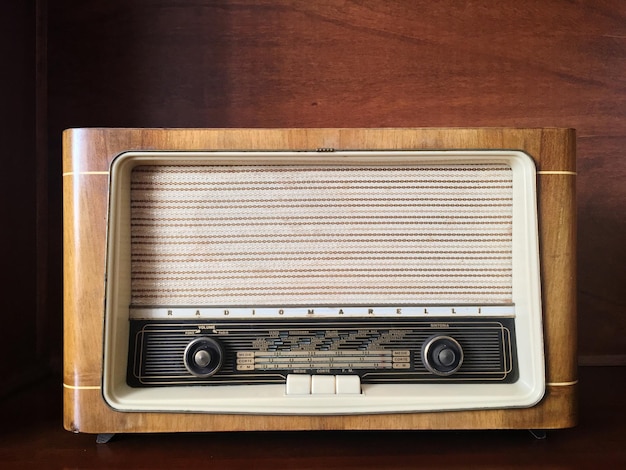Vintage radio op tafel tegen de muur.