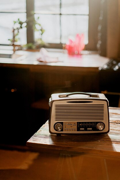 Vintage radiospeler staat op een houten tafel in een licht appartement Daglicht uit het raam